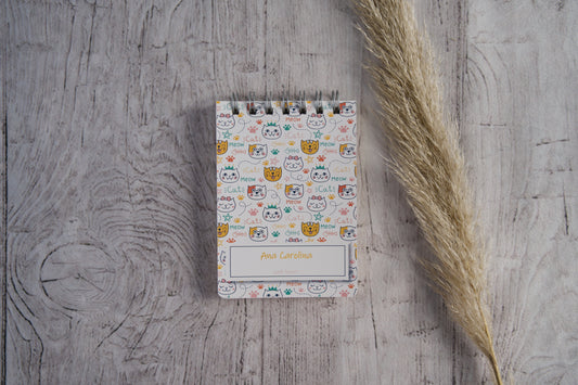 Bloco de notas A6 personalizado com nome — capa Gatos coloridos e divertidos