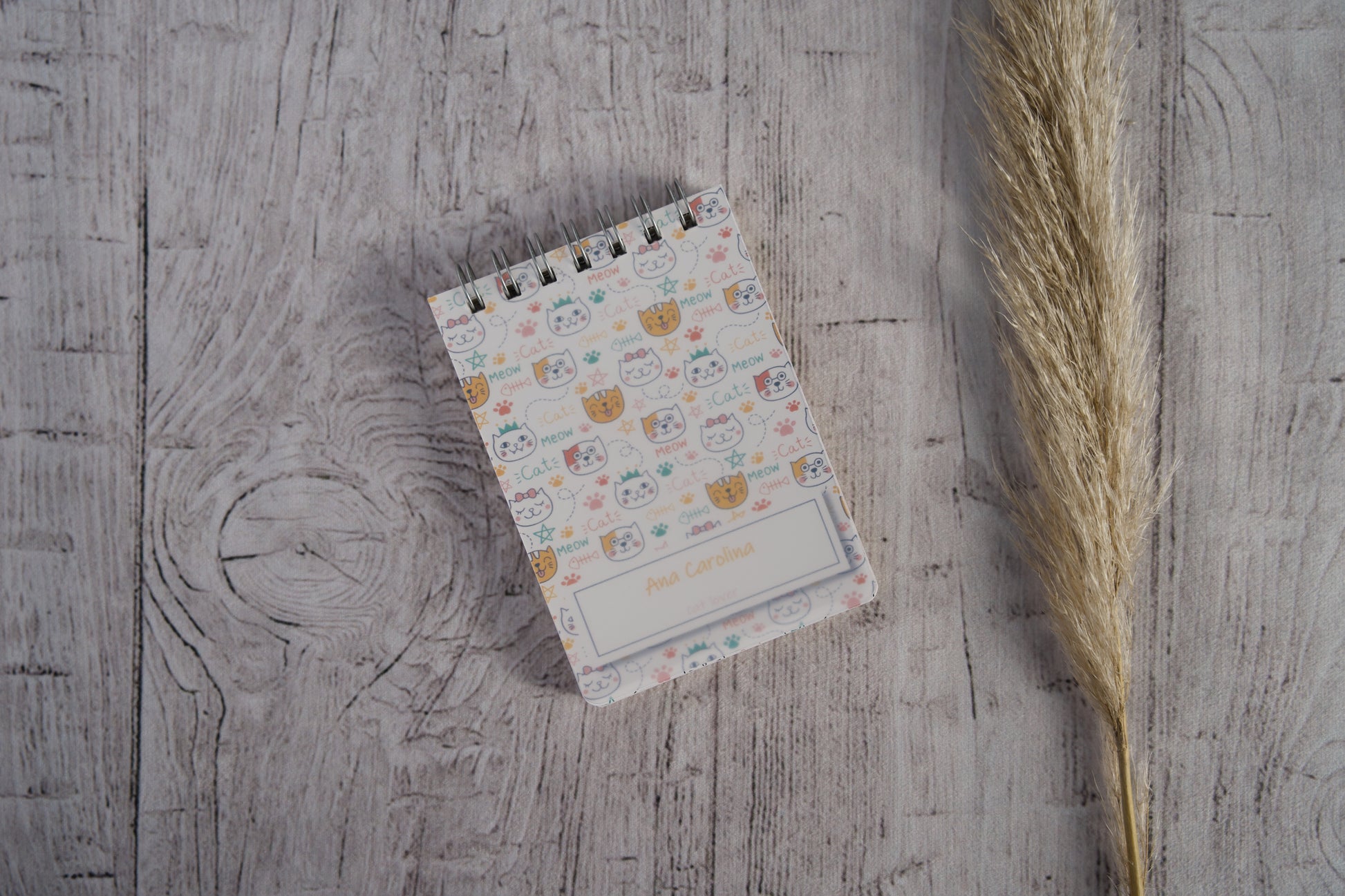 Bloco de notas A6 personalizado com nome — capa Gatos, vista de detalhe