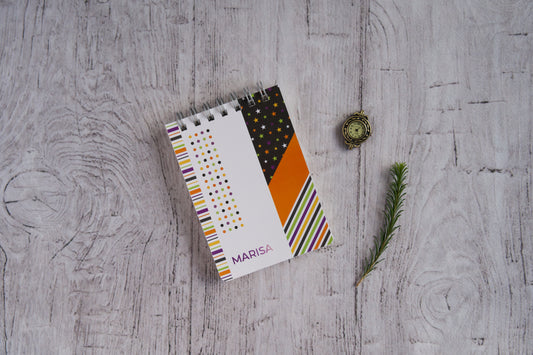 Bloco de notas A6 personalizado com nome — capa Padrões coloridos