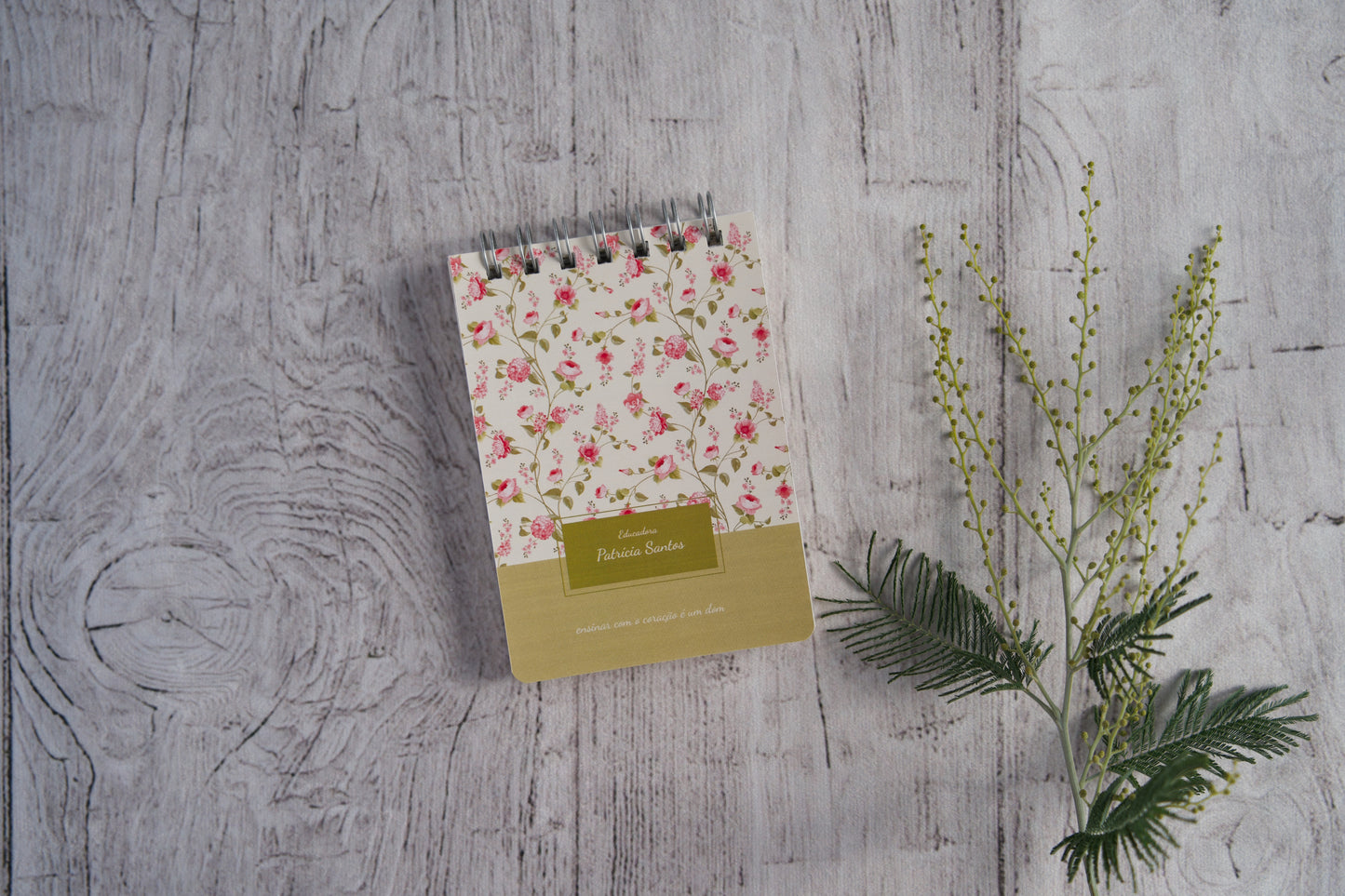 Bloco de notas A6 personalizado com nome — capa Verde/Rosa com flores