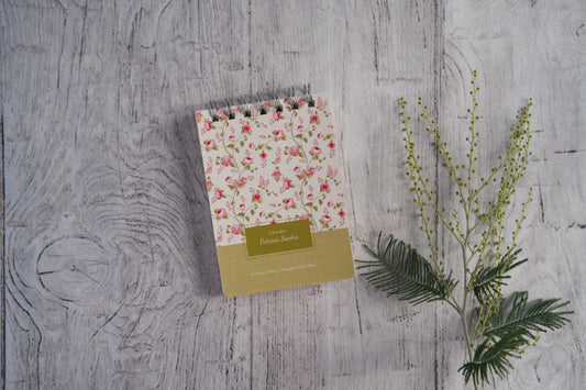 Bloco de notas A6 personalizado com nome — capa Verde/Rosa com flores