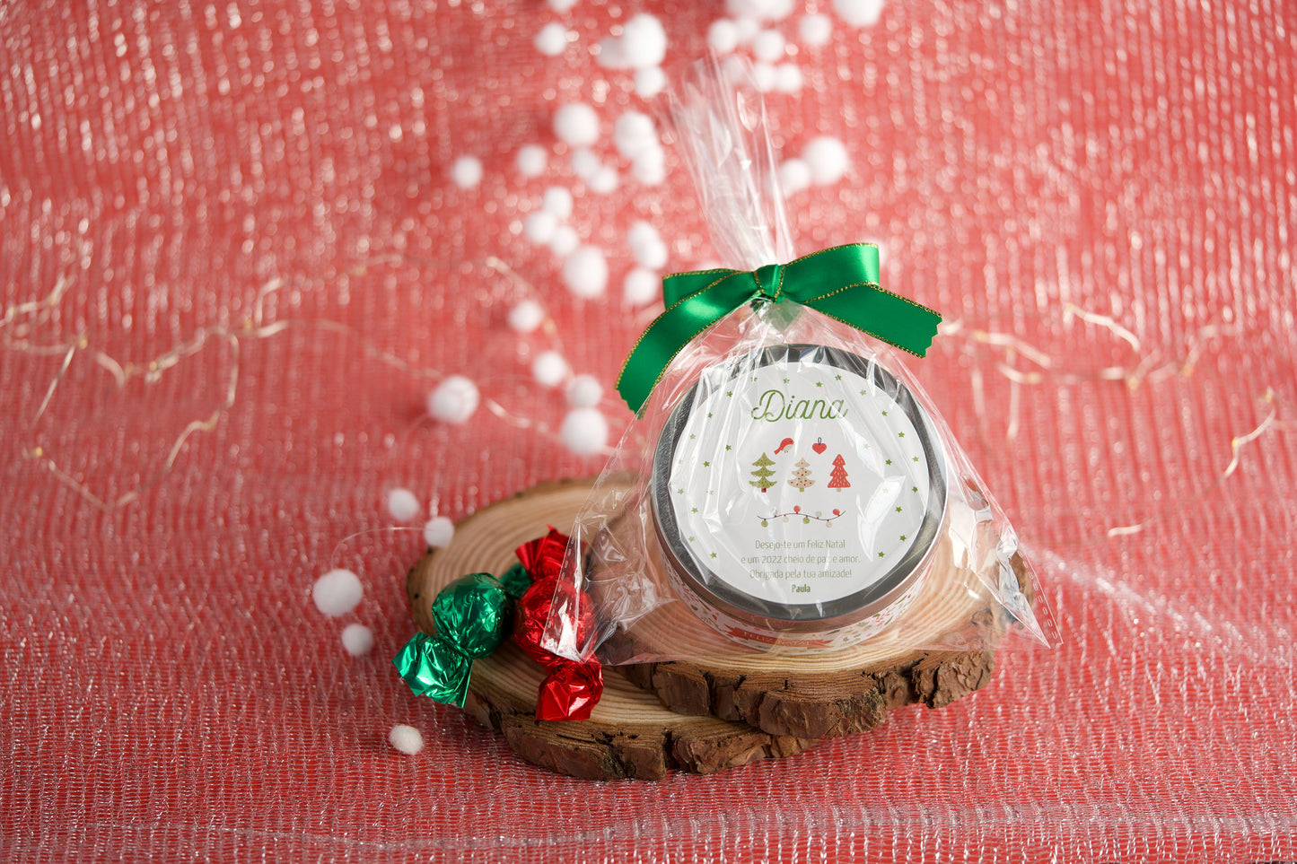 Bombons de Natal em lata personalizada com fita verde e motivos natalícios — Tenda de Papel