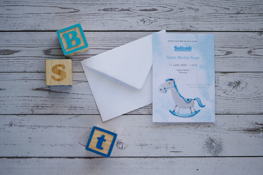 Convite de batizado para menino cavalinho em tons de azul com envelope branco