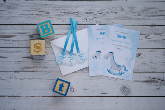 Convite de batizado menino cavalinho em papel branco mate com personalização de textos