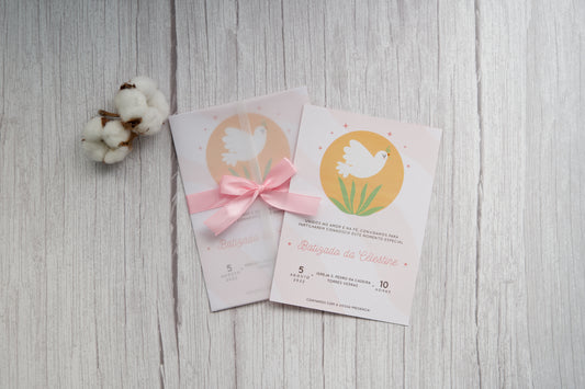 Convite de batizado menina com ilustração de pomba, faixa em papel vegetal e fita de cetim