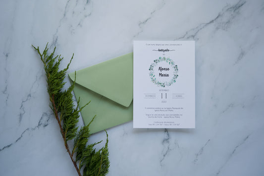 Convite de batizado verde e branco com design de folhagem botânica e envelope verde seco