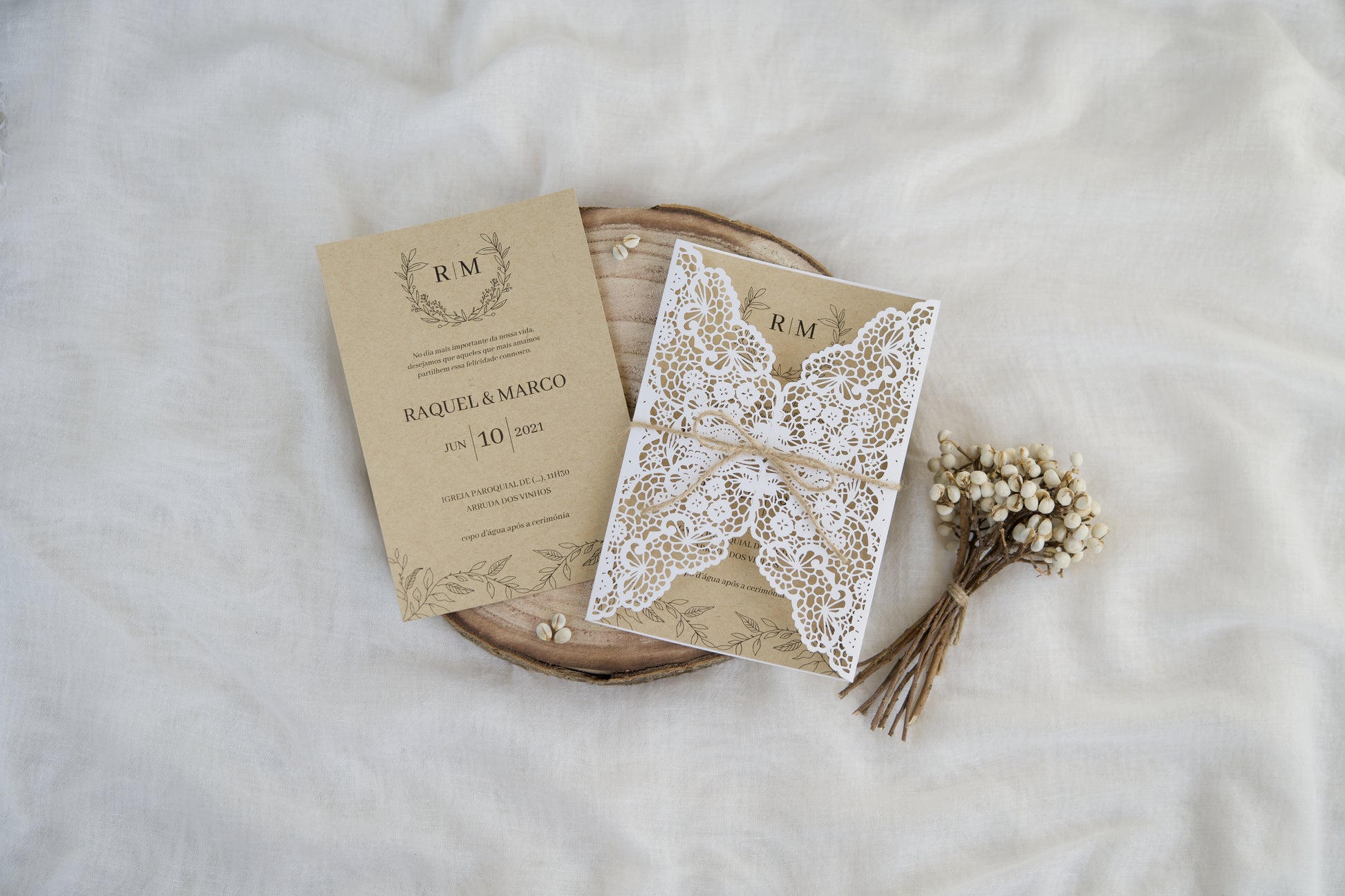 convite de casamento com papel rendado rustico