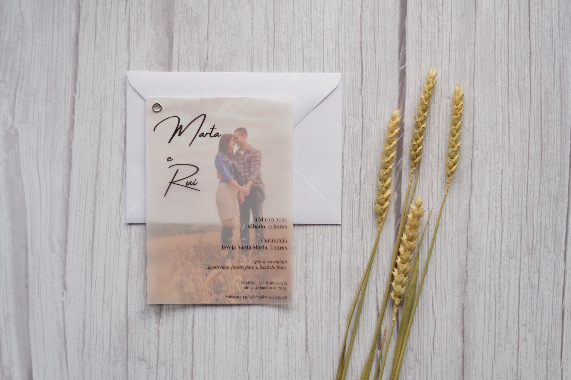 convite de casamento com papel vegetal e foto