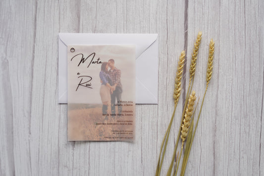 convite de casamento com papel vegetal e foto