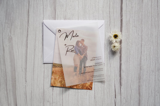 convite de casamento com papel vegetal e foto