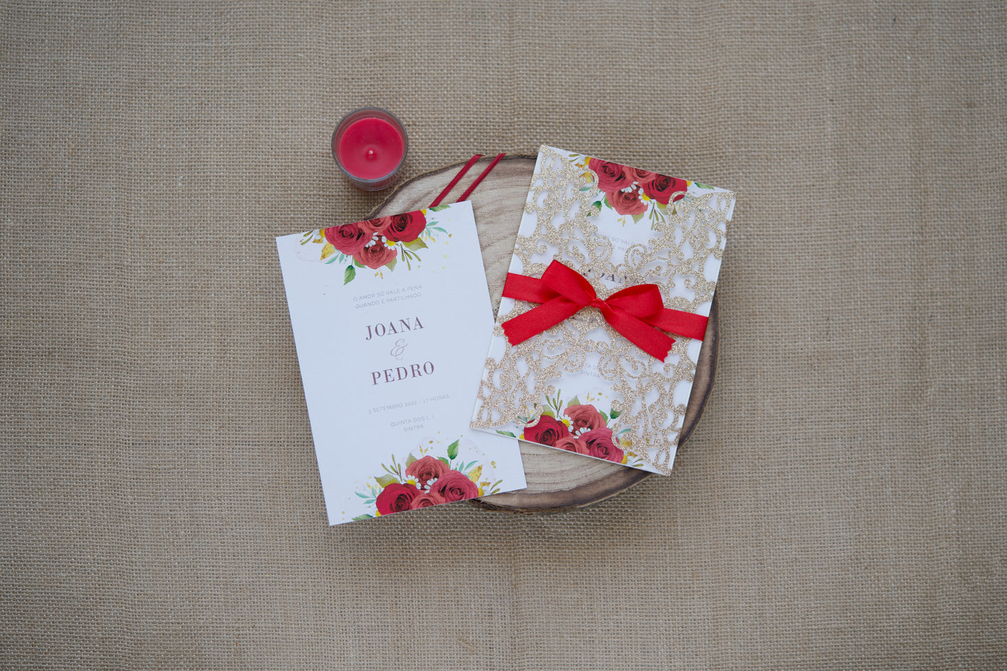 convite de casamento com glitter dourado
