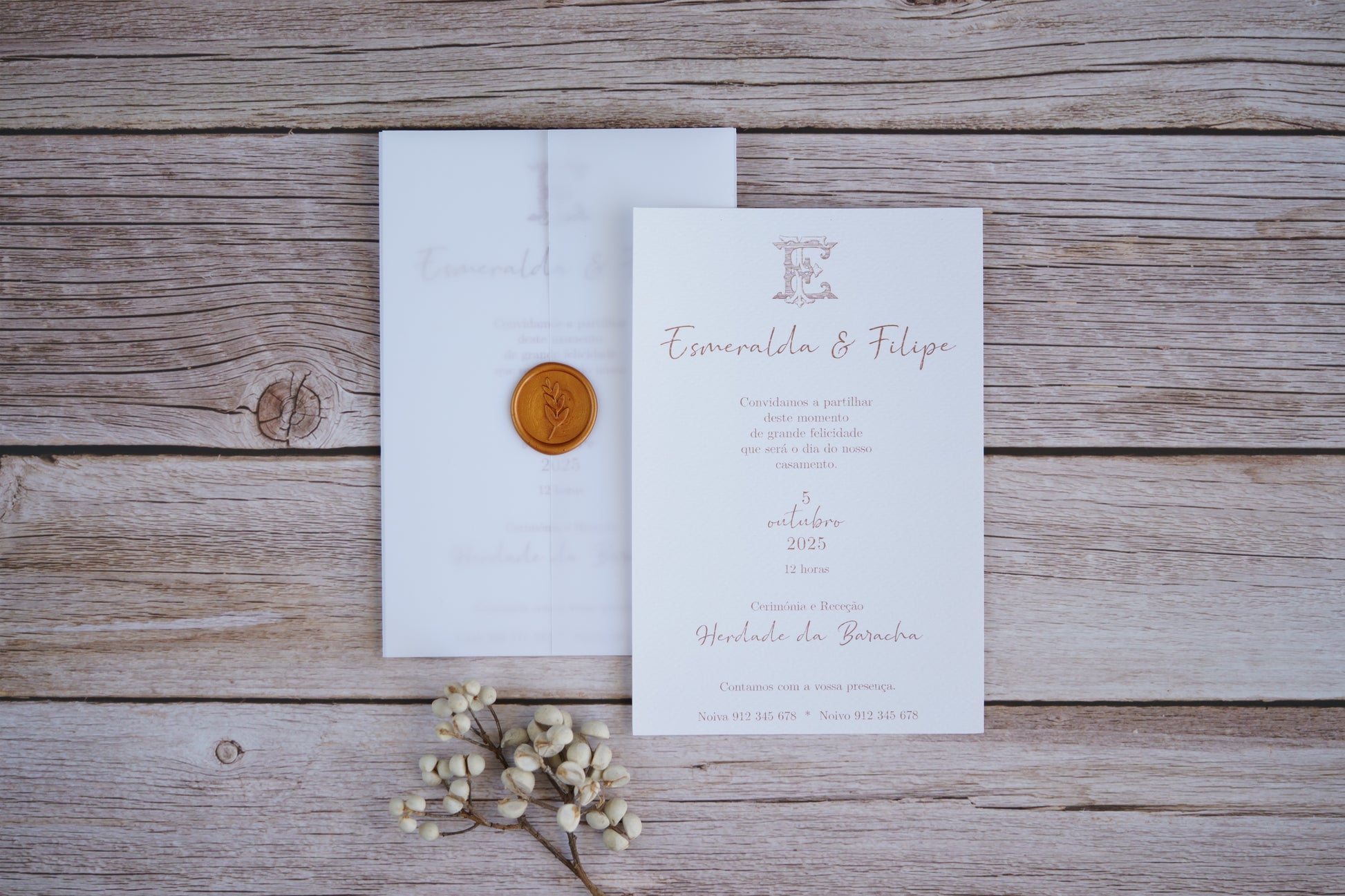 convite de casamento clássico com papel vegetal e lacre elegante