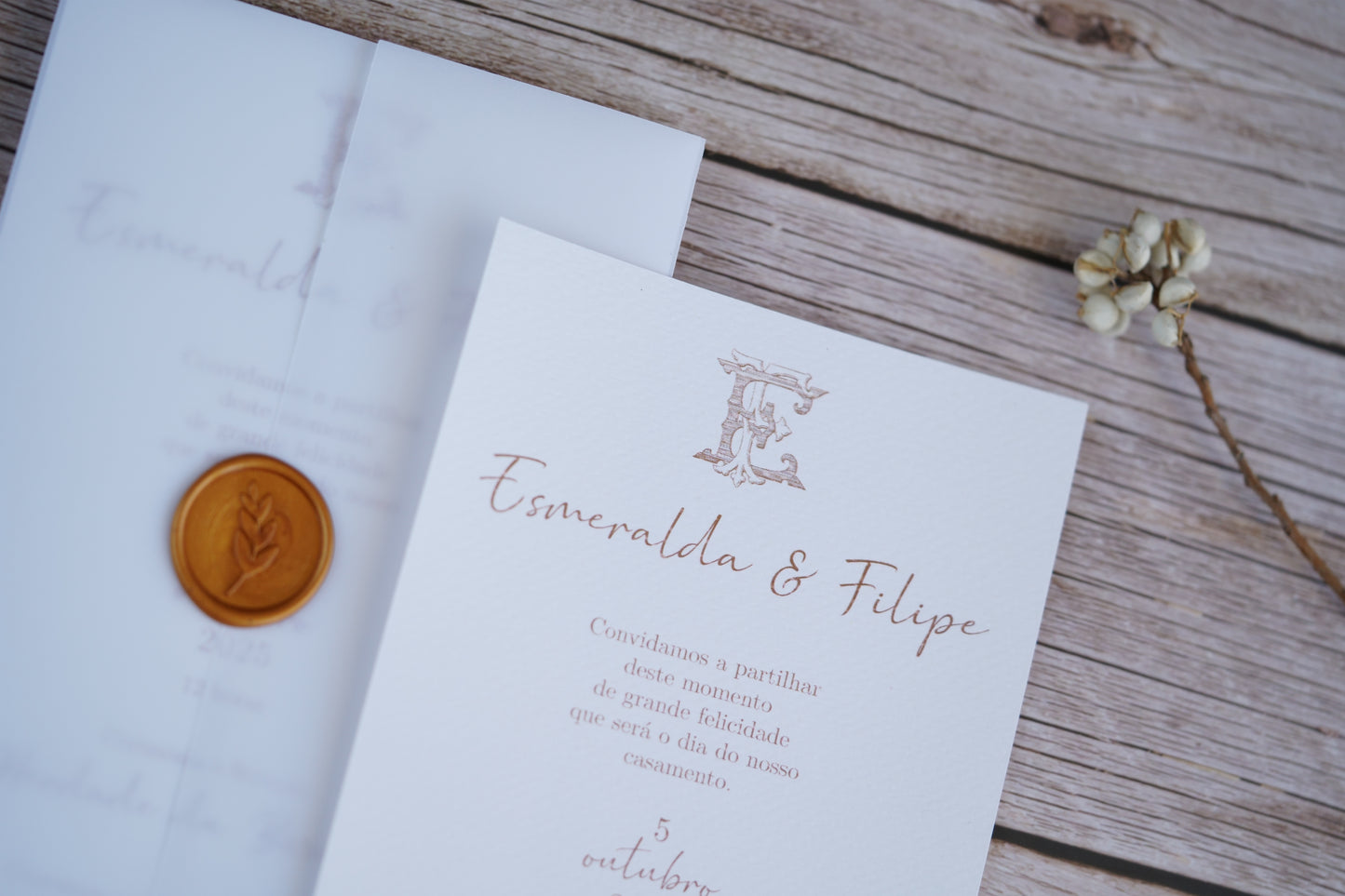 convite de casamento clássico com papel vegetal e lacre elegante