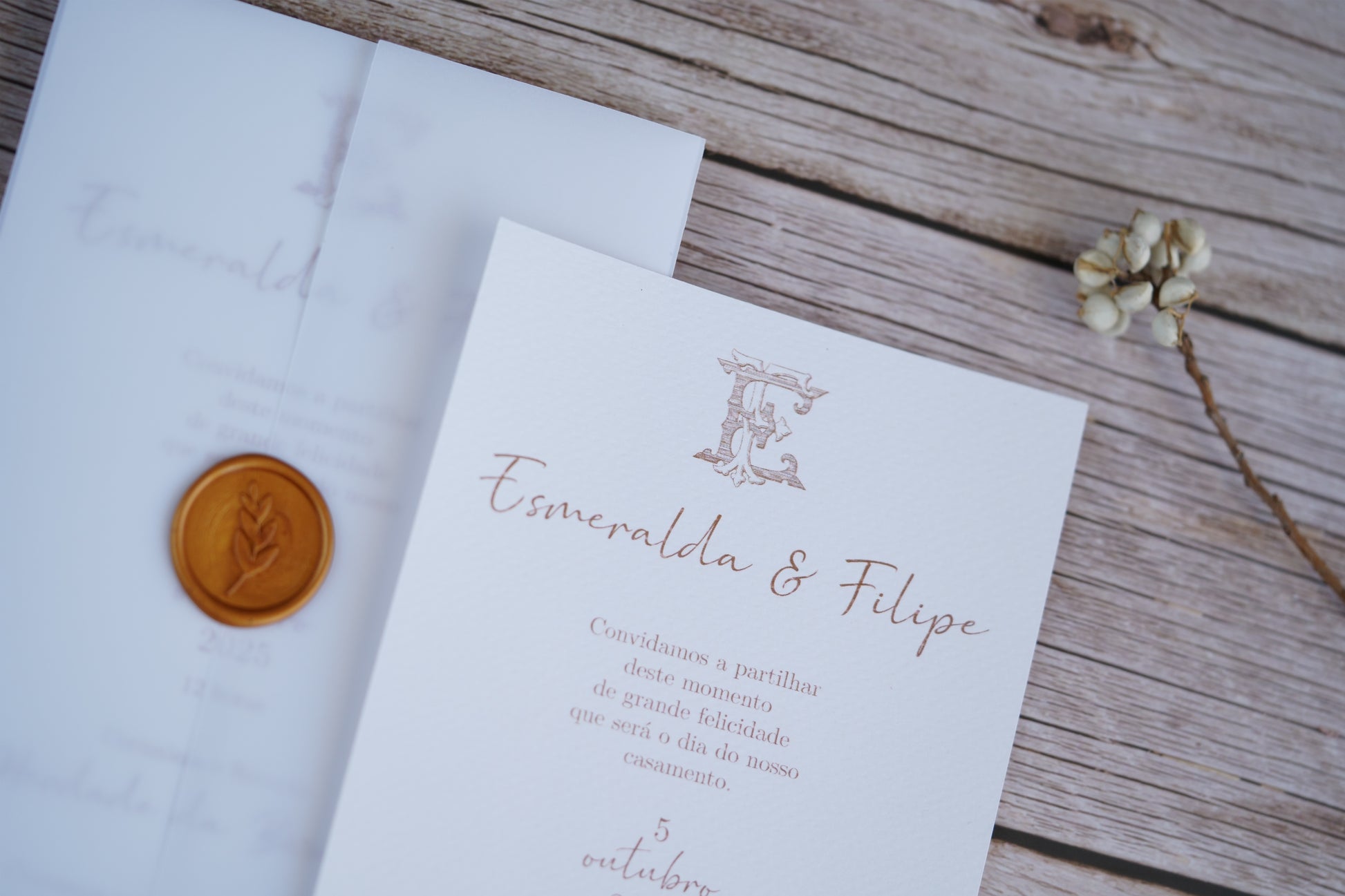 convite de casamento clássico com papel vegetal e lacre elegante