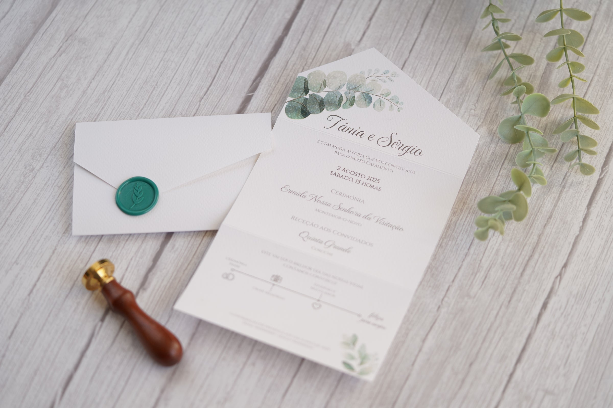 detalhe do lacre e corte irregular do convite de casamento folhagem