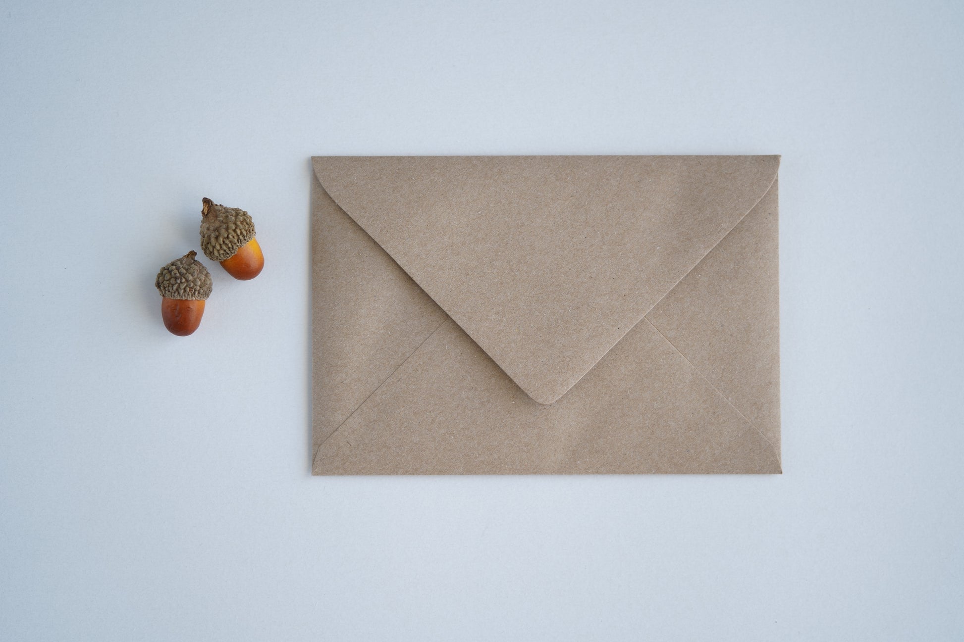 envelope em papel kraft para convites