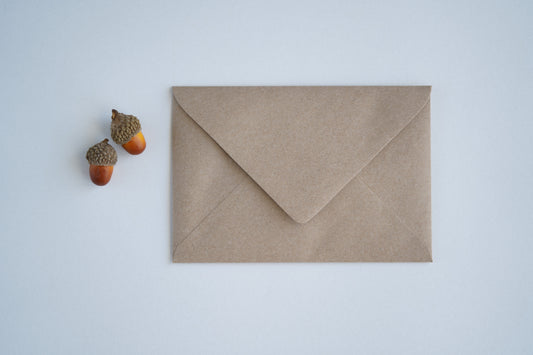 envelope em papel kraft para convites