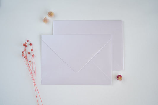 Envelope rosa soft metalizado B6 e C5 para convites de casamento — tom delicado com nuances de lilás e malva