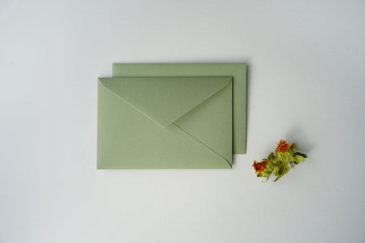 Envelope verde seco B6 para convites de casamento em papel mate 120gr — tom natural e elegante