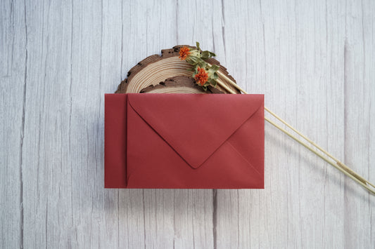 envelope vermelho escuro para convites