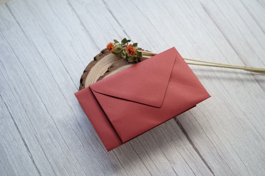 envelope vermelho escuro para convites