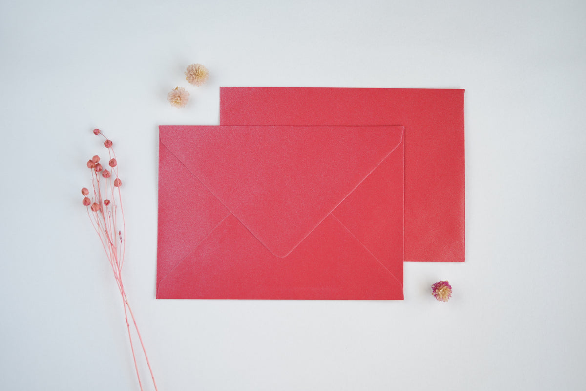 Envelope vermelho rosado metalizado para convites