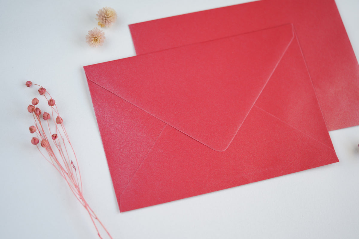 Envelope para convites em papel metalizado vermelho rosado
