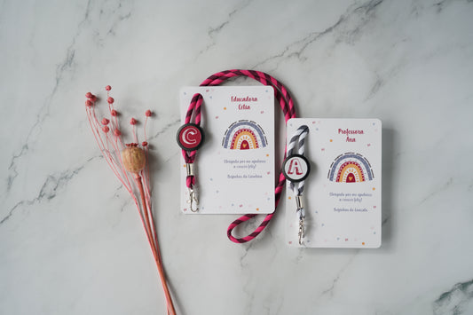 Fita porta-chaves personalizada com monograma para educadora — disponível em branco e rosa forte