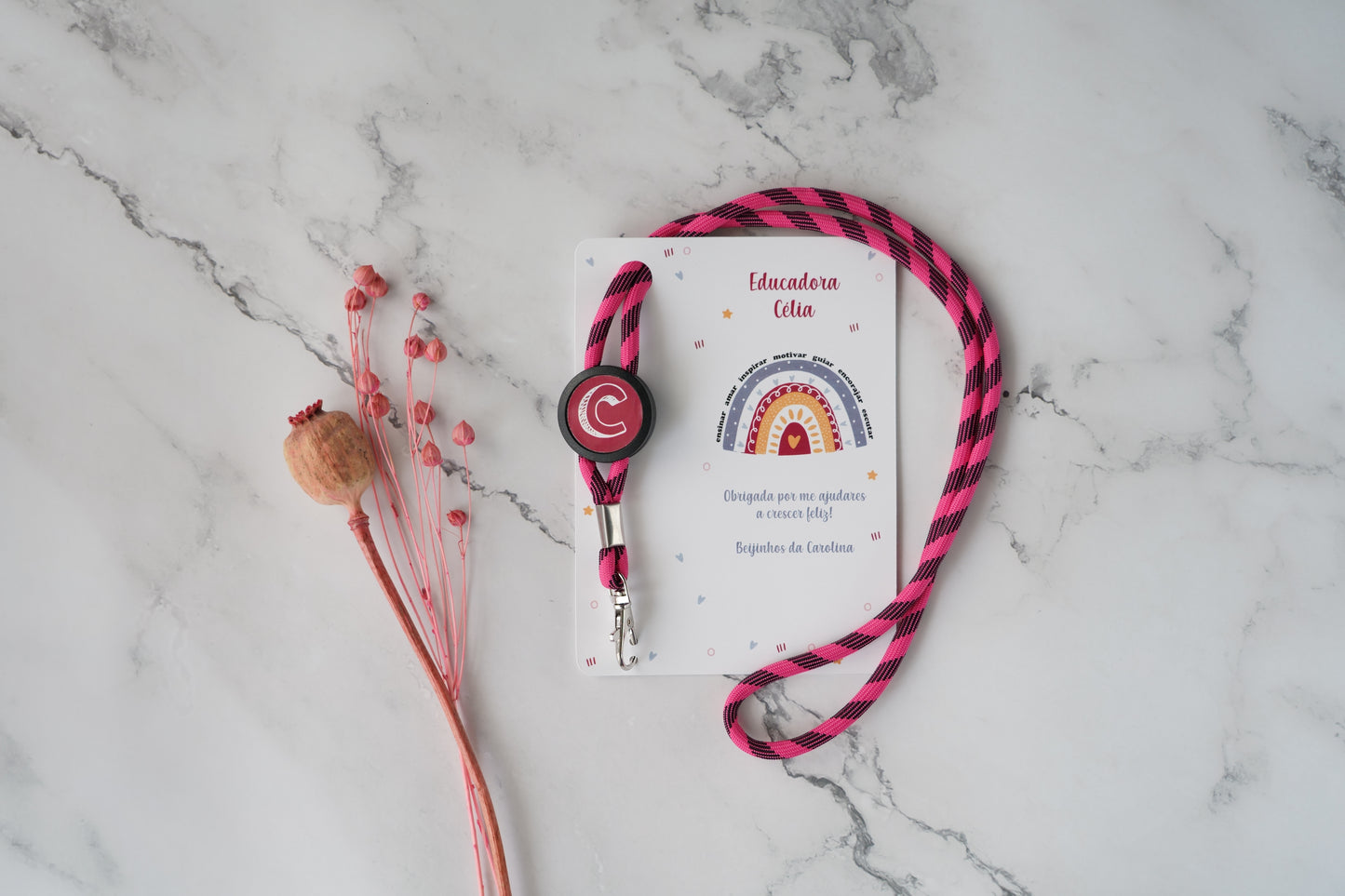 Fita porta-chaves arco-íris com cartão personalizado com nomes e mensagem — prenda para professora