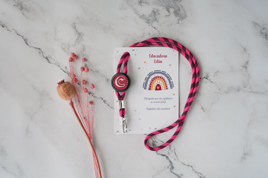 Fita porta-chaves arco-íris com cartão personalizado com nomes e mensagem — prenda para professora