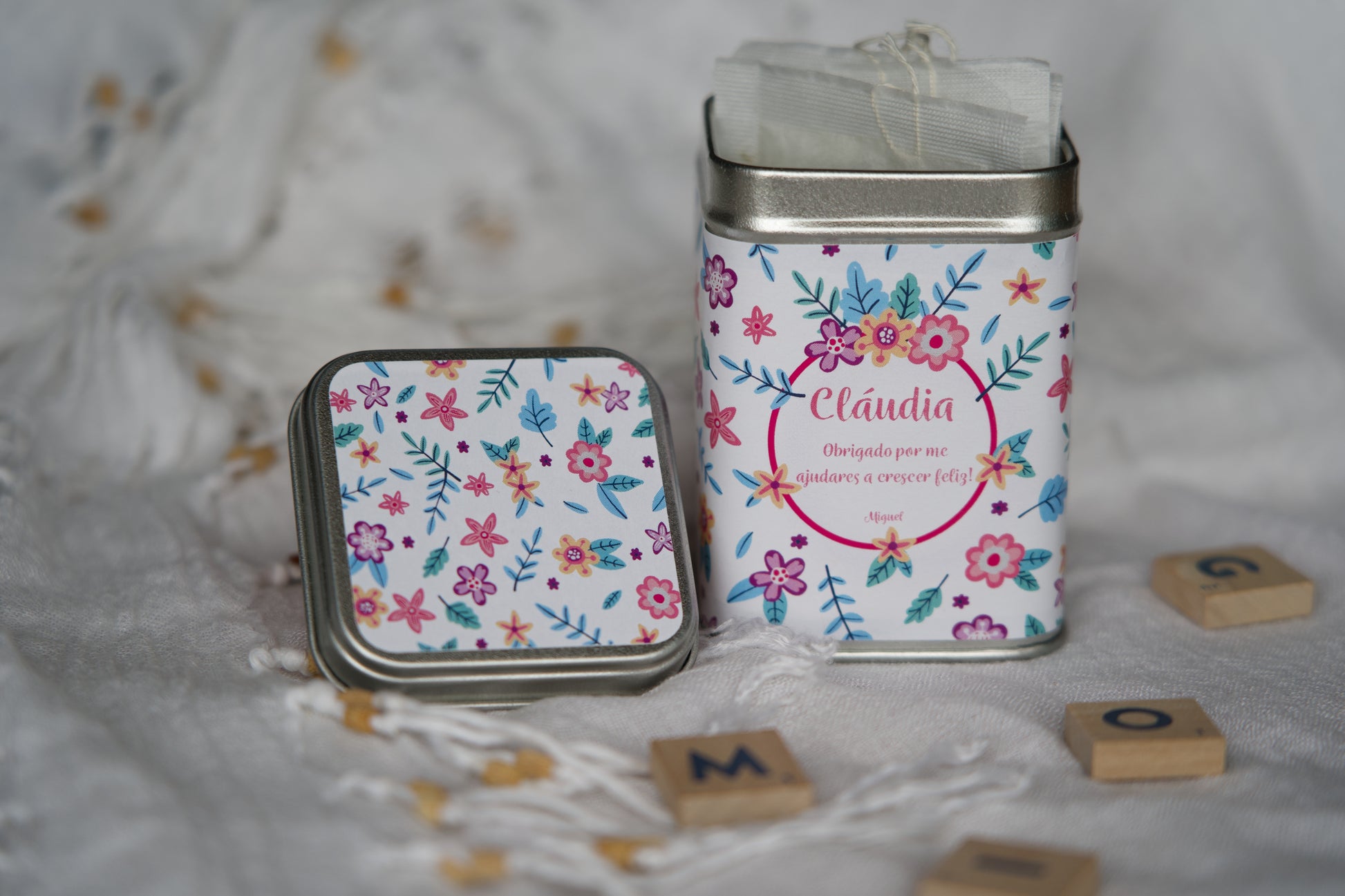 lata de chá personalizada para educadora com design floral