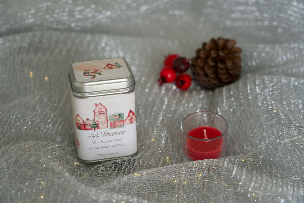 Lata de chá personalizada com cenário de Aldeia de Natal — prenda de Natal original com nome e mensagem