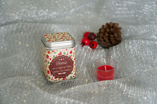 Lata de chá personalizada com design É Natal! — estrelas, azevinho, velas e barrete do Pai Natal — prenda de Natal original com nome e mensagem