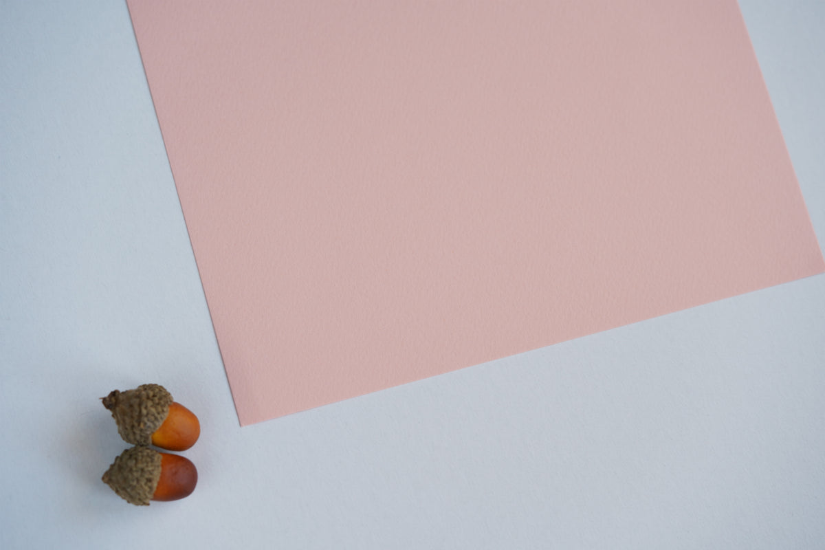 Papel texturizado tom pêssego para convites de casamento, com relevo pontilhado mate