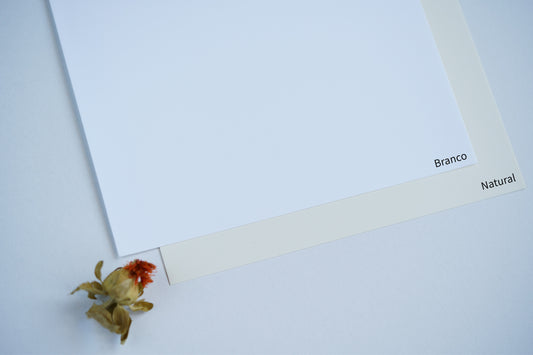 Papel vergé para convites — comparação de tons Branco luminoso e Natural, gramagem 240 gr., formato A4