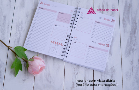Agenda diária personalizada A5 — interior com vista diária e horário de marcações