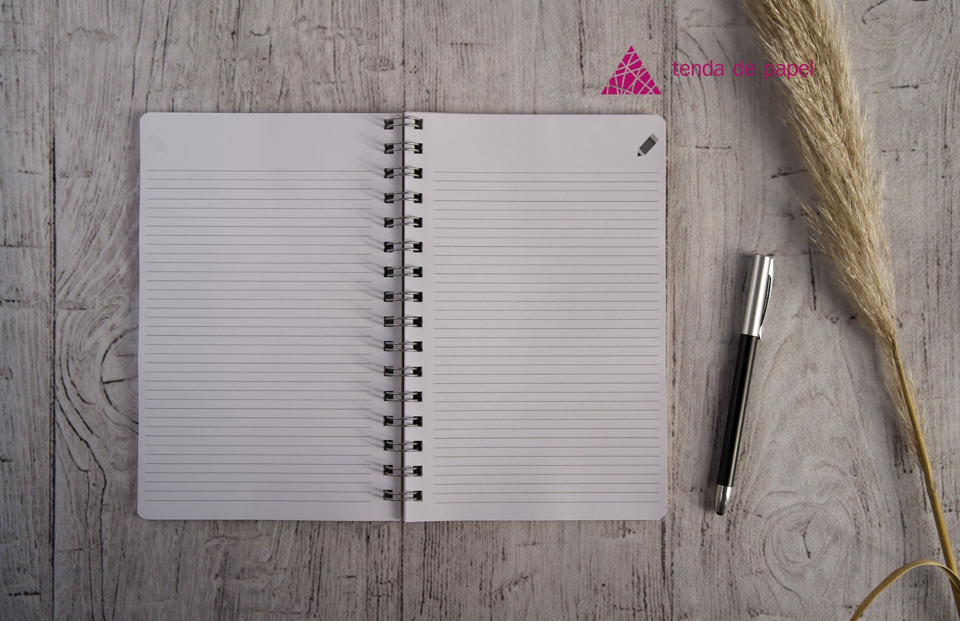 Caderno personalizado A5 — interior com folhas pautadas