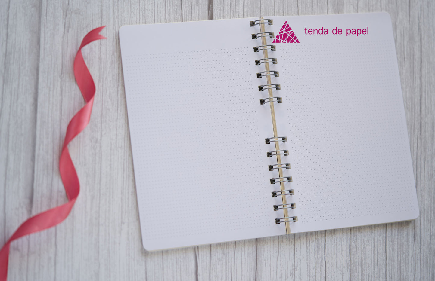 Caderno personalizado A5 — interior com folhas pontilhadas