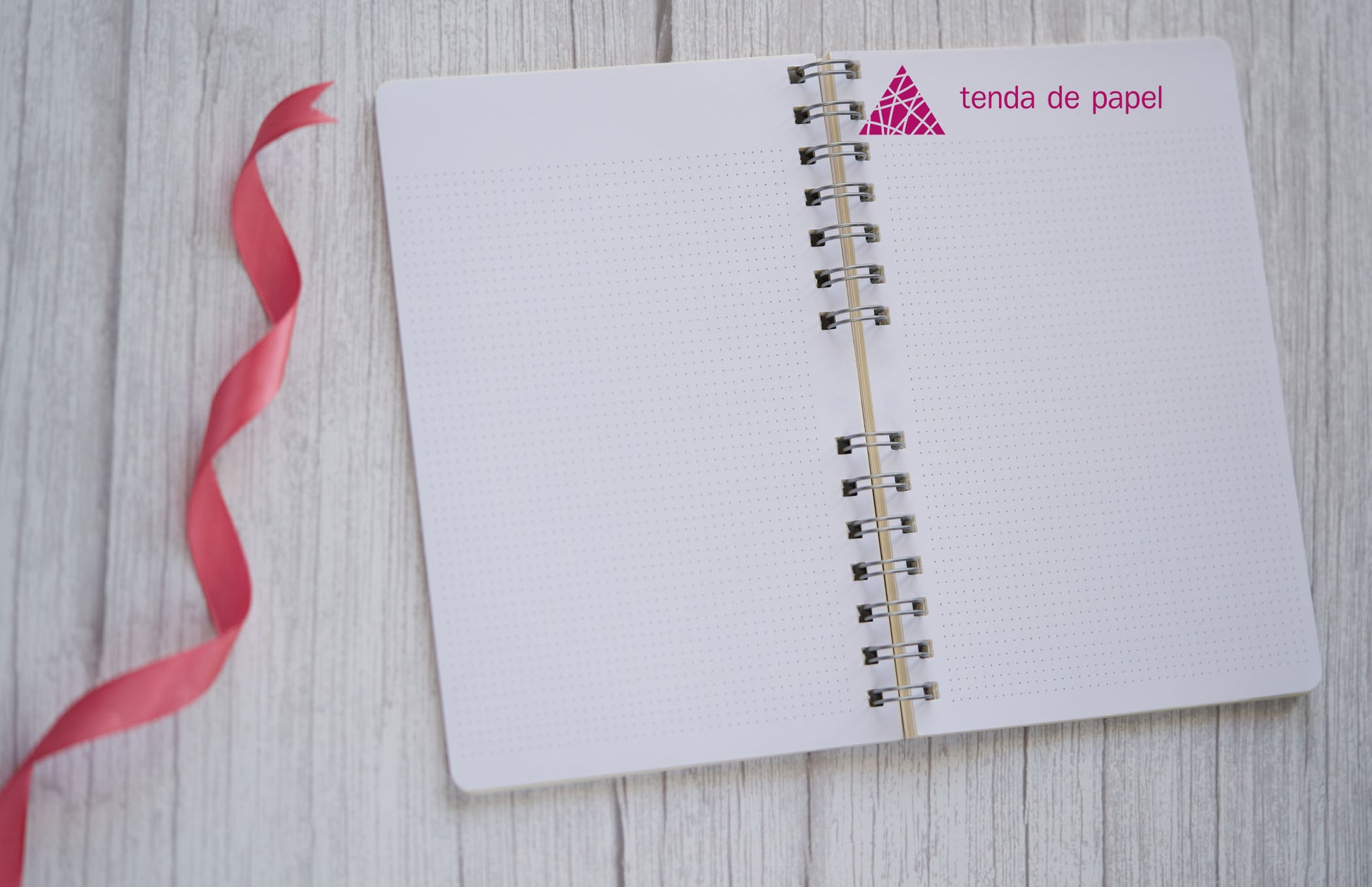 Caderno personalizado A5 — interior com folhas pontilhadas