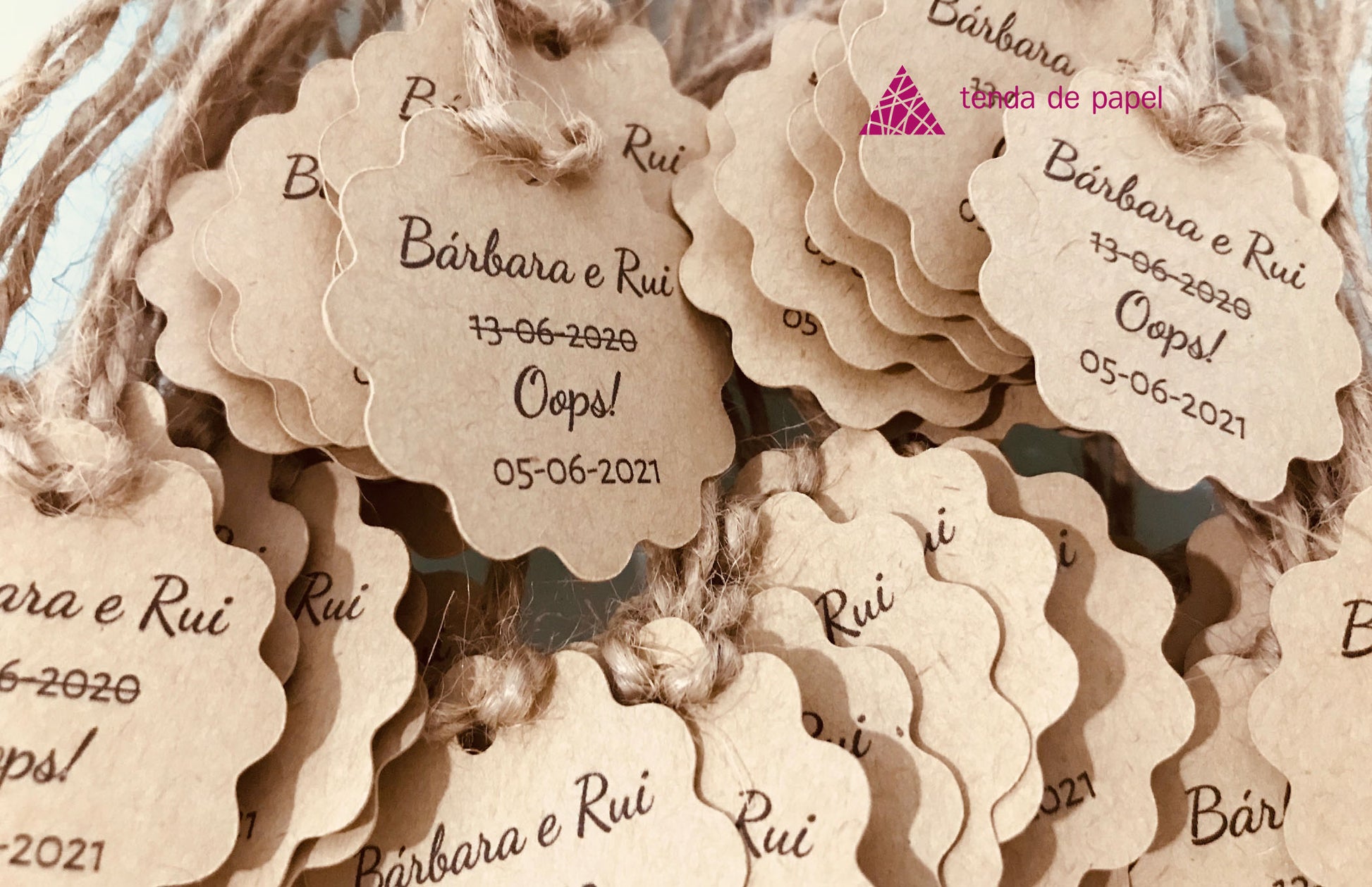 Etiquetas personalizadas em cartolina kraft com fio rústico